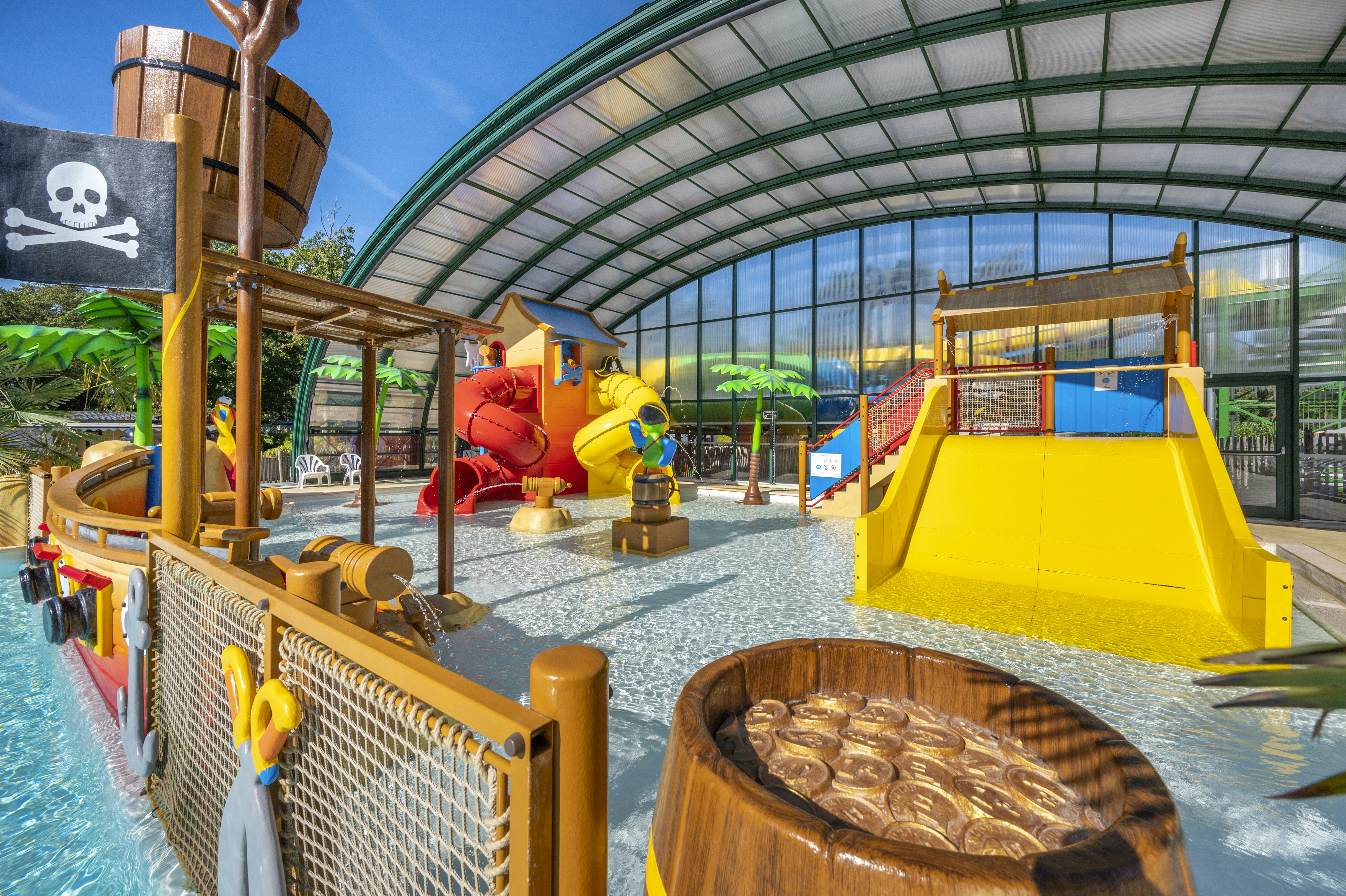 Vakantiepark Capfun Rakelbos - Pool mit Teilüberdachung und Spielgeräten für Kinder