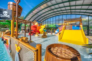 Vakantiepark Capfun Rakelbos - Pool mit Teilüberdachung und Spielgeräten für Kinder