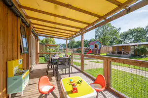 Vakantiepark Capfun Zeumersehof - Mobilheim mit Terrasse auf dem Campingplatz