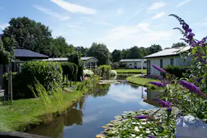 Vakantiepark Capfun Zeumersehof - Mobilheime auf dem Campingplatz entlang des Flusses