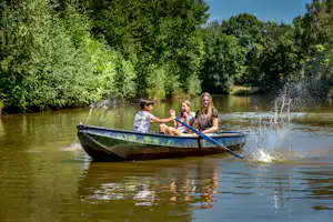 Vakantiepark De Bergen - Camper im Ruderboot auf dem See vom Campingplatz