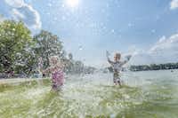Vakantiepark De Bergen  - badende Kinder im See vom Campingplatz