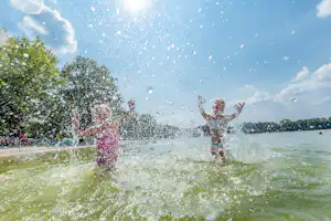 Vakantiepark De Bergen - badende Kinder im See vom Campingplatz