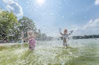 Vakantiepark De Bergen  - badende Kinder im See vom Campingplatz