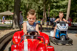 Vakantiepark De Bergen - spielende Kinder auf dem Campingplatz