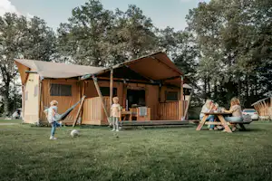 Vakantiepark de Italiaanse Meren - Mobilheim mit Terrasse auf dem Campingplatz