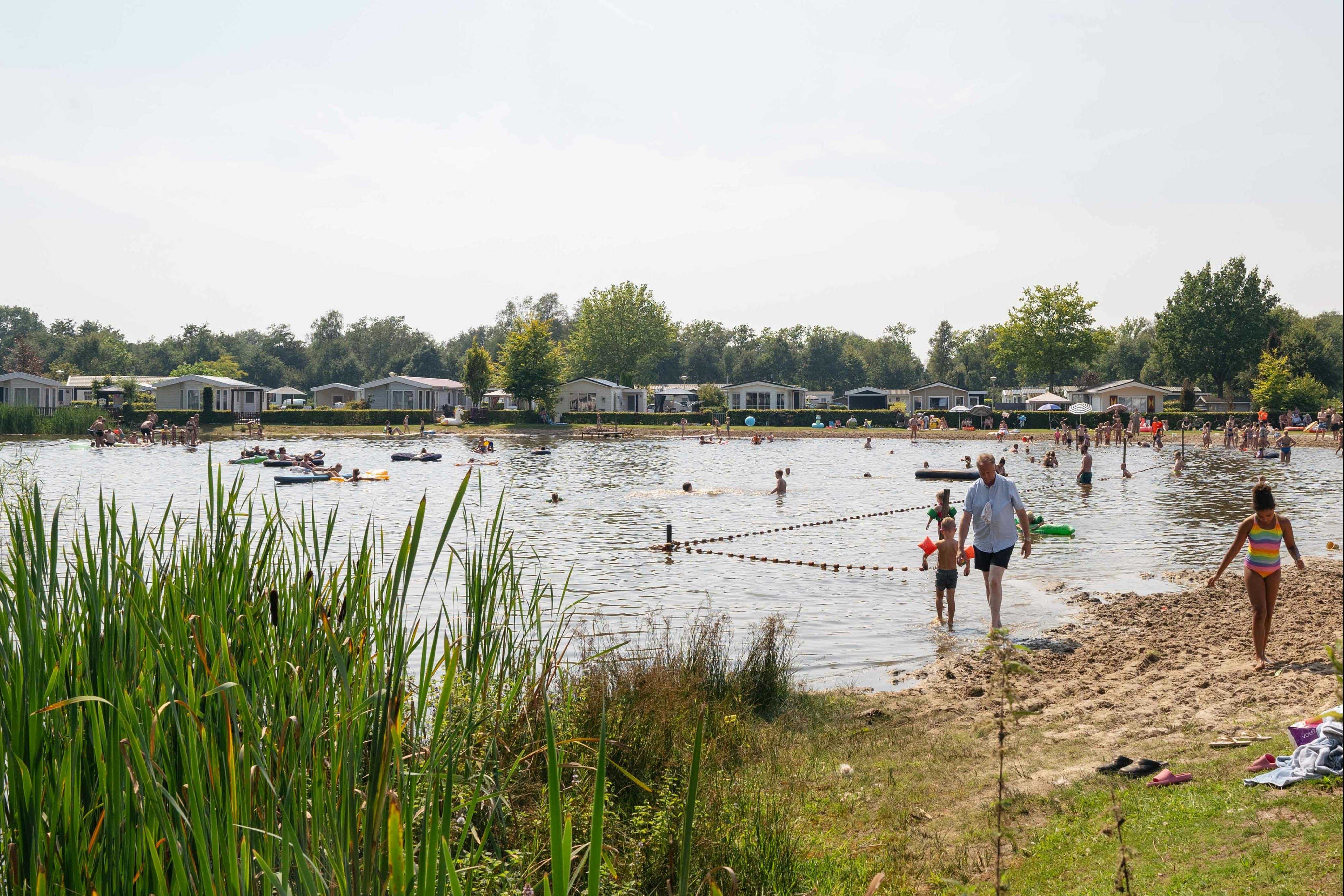 Vakantiepark De Kleine Belties - Blick auf den Badesee  auf dem Campingplatz