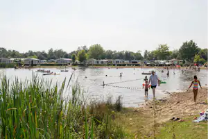 Vakantiepark De Kleine Belties - Blick auf den Badesee auf dem Campingplatz