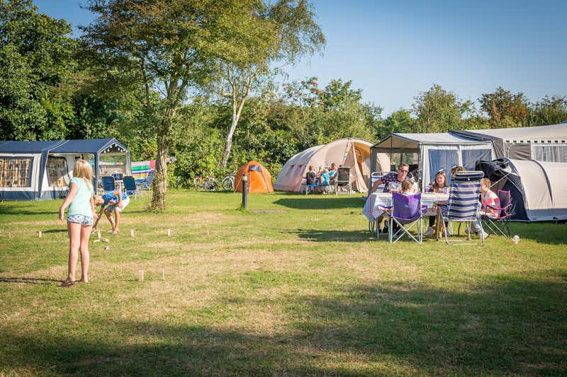 Vakantiepark De Krim  -  Wohnwagen- und Zeltstellplatz vom Campingplatz auf grüner Wiese