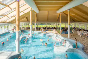 Vakantiepark De Krim - Camper im Indoor Pool vom Campingplatz