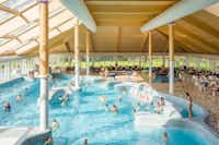 Vakantiepark De Krim  - Camper im Indoor Pool vom Campingplatz
