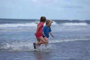 Vakantiepark De Krim - badende Kinder in der Nordsee am Campingplatz