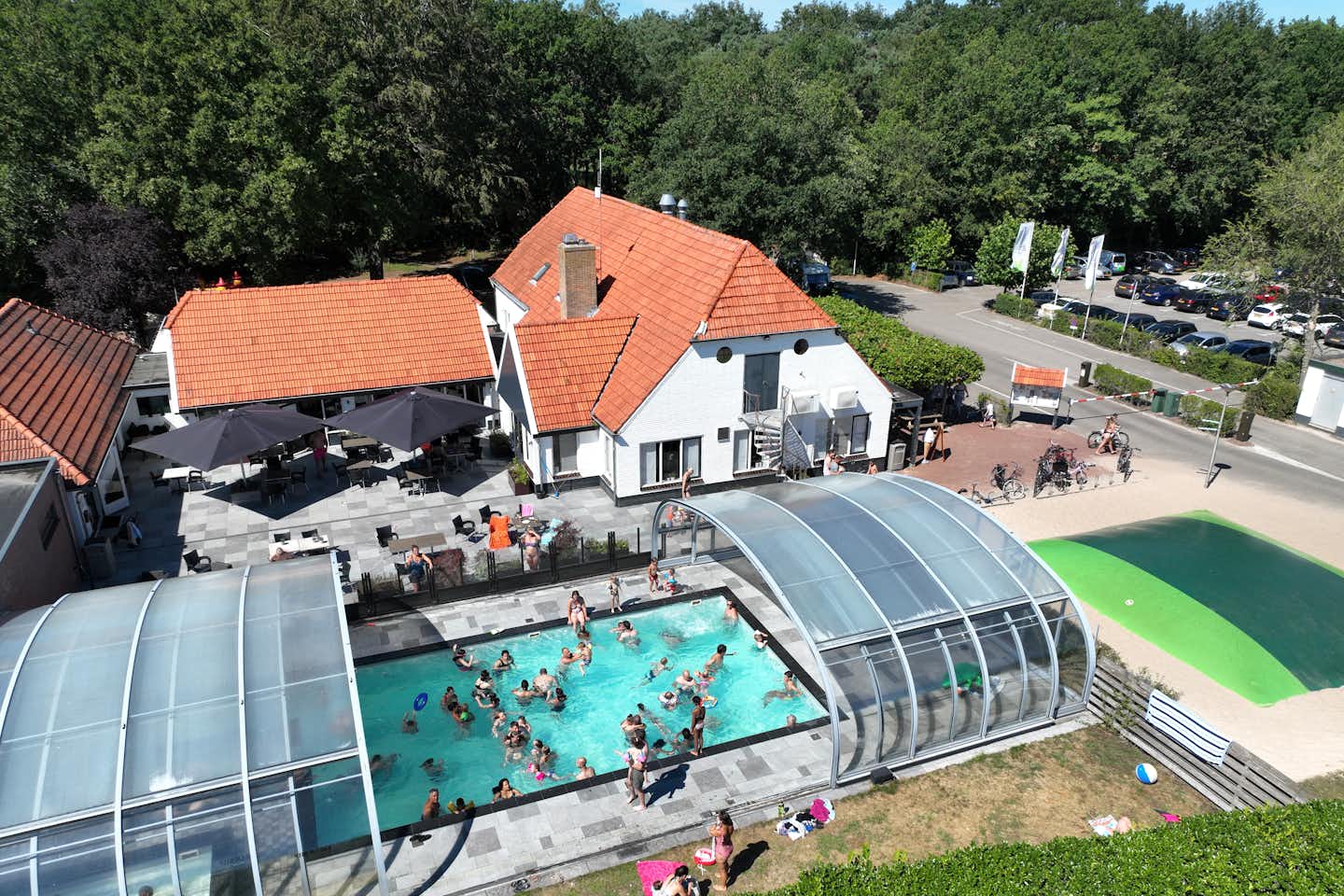 Vakantiepark De Luttenberg - Luftaufnahme des Pools auf dem Campingplatz