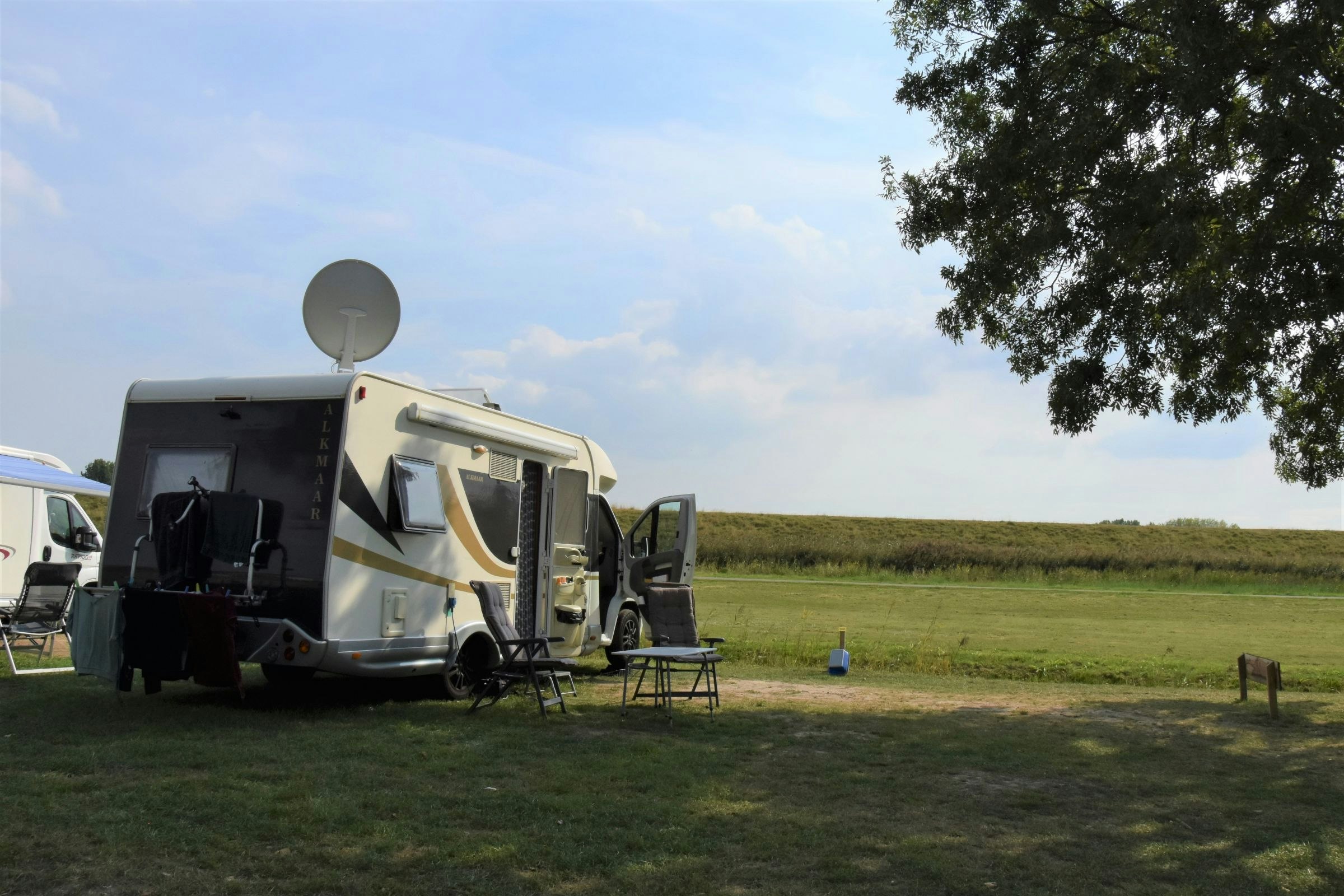 Camping & Jachthaven de Meeuw - Standplatz mit Blick aufs Feld