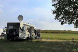 Camping & Jachthaven de Meeuw - Standplatz mit Blick aufs Feld