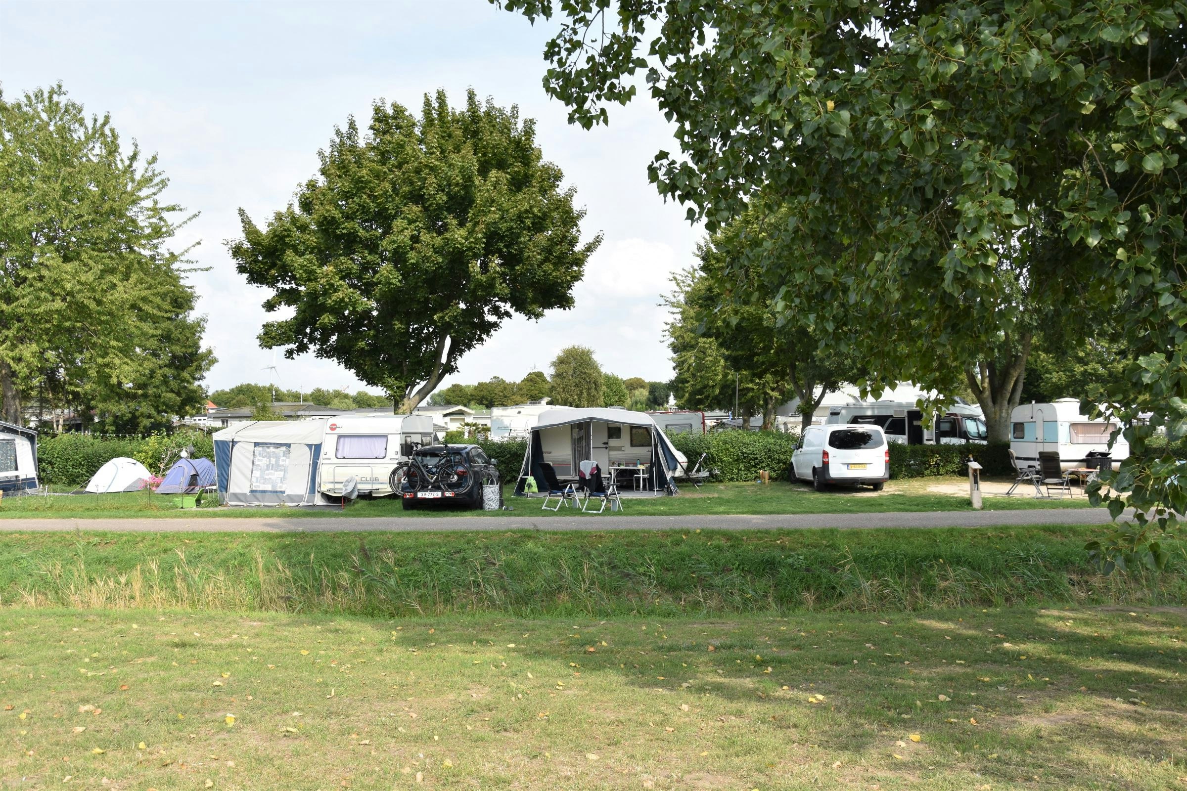 Camping & Jachthaven de Meeuw - Standplatzreihe abgegrenzt durch Hecke