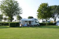 Camping & Jachthaven de Meeuw  Vakantiepark De Meeuw - Wohnmobil- und  Wohnwagenstellplätze auf der Wiese