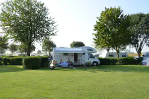 Camping & Jachthaven de Meeuw Vakantiepark De Meeuw - Wohnmobil- und Wohnwagenstellplätze auf der Wiese