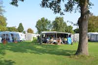 Camping & Jachthaven de Meeuw  Vakantiepark De Meeuw - Wohnmobil- und  Wohnwagenstellplätze im Grünen
