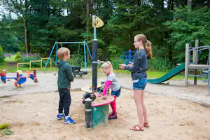 EuroParcs De Wiltzangh Vakantiepark De Wiltzangh - Kinder spielen auf dem Spielplatz