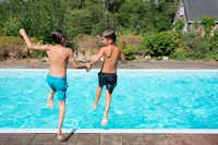 EuroParcs De Wiltzangh  Vakantiepark De Wiltzangh - Kinder springen in den Pool