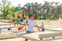 Vakantiepark Diana Heide  -  Tischtennis spielendes Kind am Spielplatz vom Campingplatz