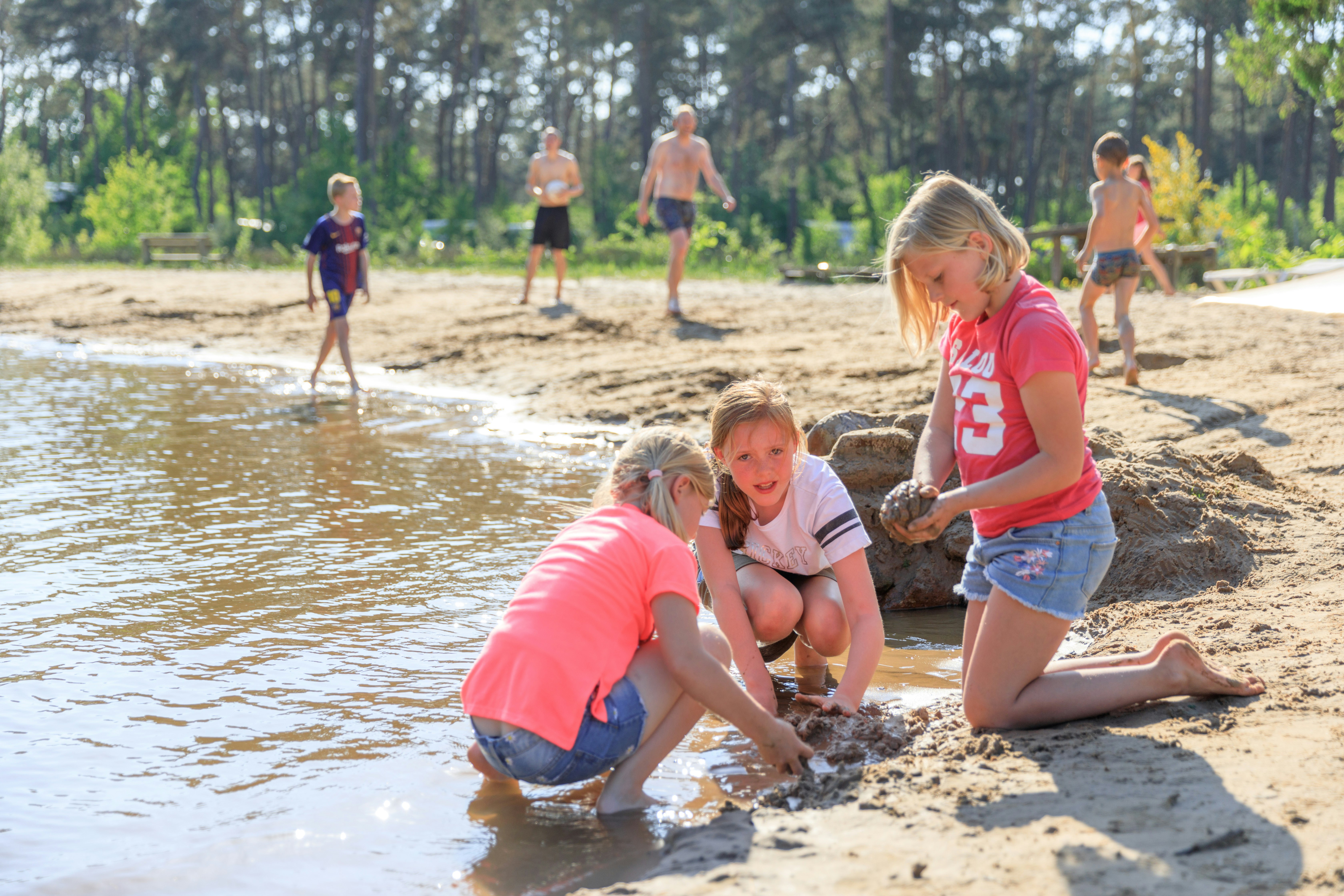 Vakantiepark Diana Heide - Gäste am Badestrand vor dem Campingplatz