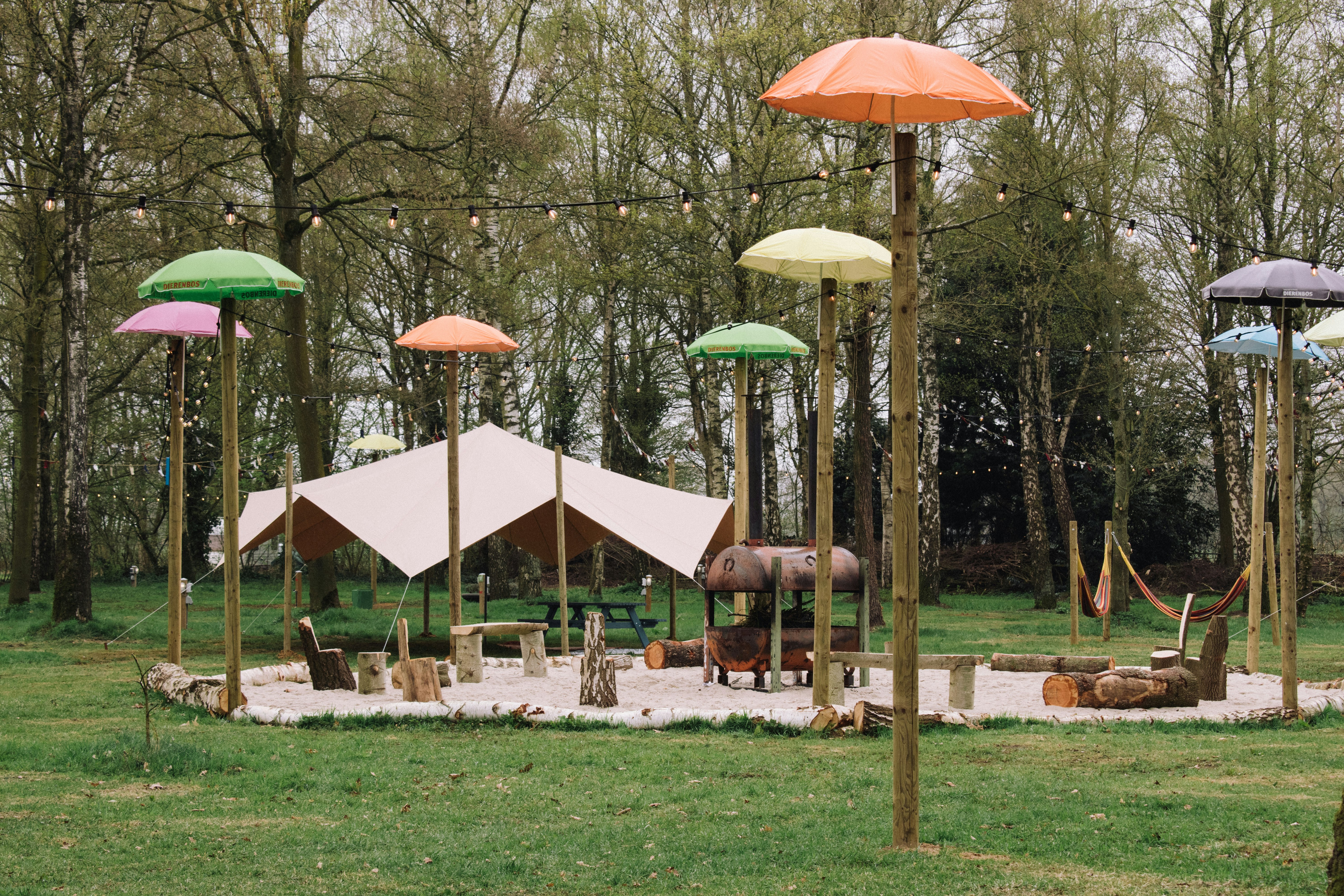 Vakantiepark Dierenbos - Liebevoll Picknick und Grillecke mit dekorativen Schirmen und Lichterketten