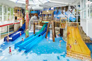 Vakantiepark Duinrell - Blick auf das Wasserspielbereich für Kinder mit Wasserrutschen auf dem Campingplatz