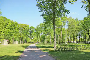 Vakantiepark Duinrell - Grünes Gelände vom Campingplatz mit gepflegten Wohnwagenstellplätzen und kleinen Sanitäreinrichtungen