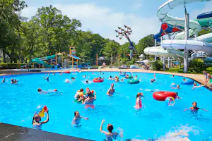 Vakantiepark Duinrell - Poolbereich von außen mit Wasserrutschen auf dem Campingplatz