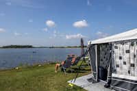 Vakantiepark Eiland van Maurik - Blick auf das Wasser aus dem Zeltplatz vom Campingplatz