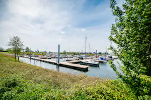 Vakantiepark Eiland van Maurik - Bootshafen am Campingplatz