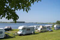 Vakantiepark Eiland van Maurik-  Wohnwagenstellplätze im Grünen auf dem Campingplatz mit Blick auf den See