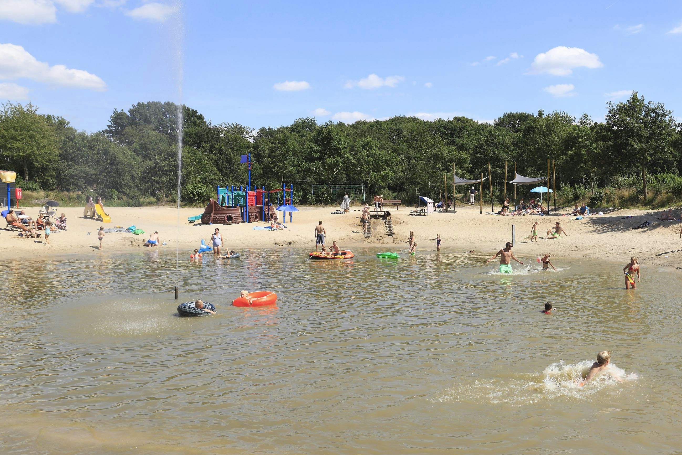 Camping Heino  Vakantiepark Heino - Badesee auf dem Campingplatz