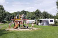 Camping Heino  Vakantiepark Heino - Kinderspielplatz mit Klettergerüst und Sandkasten neben den Stellplätzen