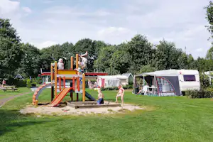 Camping Heino Vakantiepark Heino - Kinderspielplatz mit Klettergerüst und Sandkasten neben den Stellplätzen