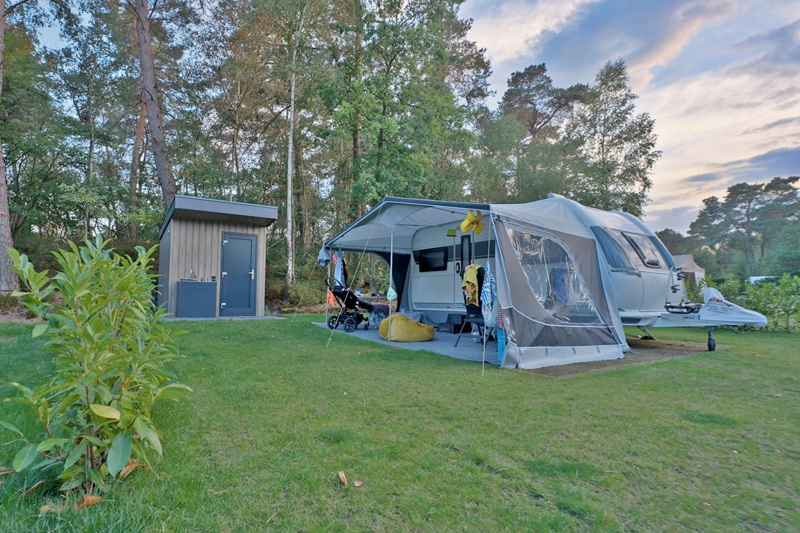Vakantiepark Het Lierderholt - Blick auf einen Standplatz mit privater Sanitäreinheit