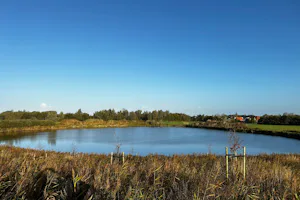 Vakantiepark in Style Blick auf einen See in direkter Umgebung des Campingplatzes