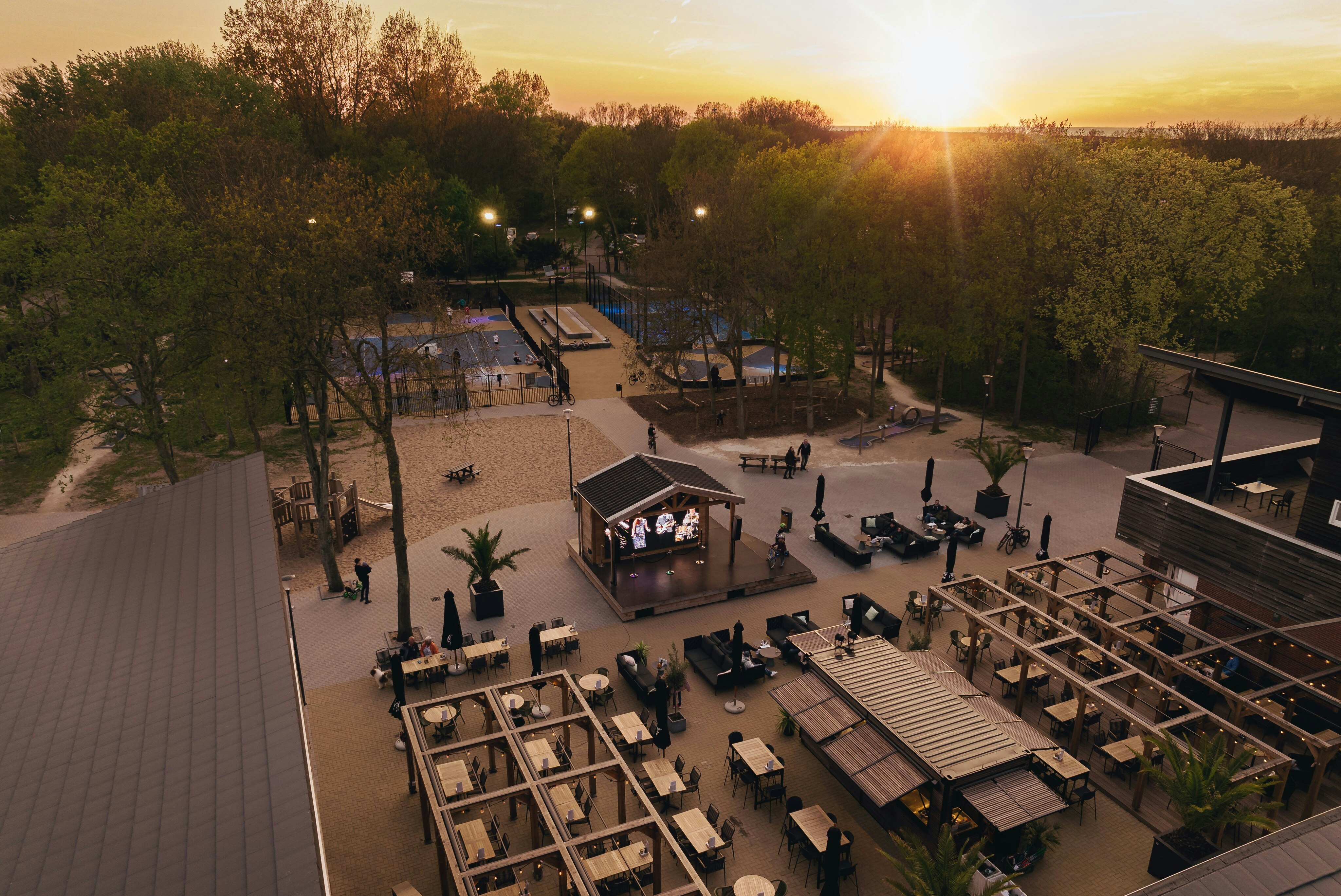 Vakantiepark Kijkduin  - Luftaufnahme des Campingplatzes mit Terrasse und Eventbühne