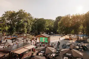 Vakantiepark Kijkduin - Restaurant mit Terrasse und Veranstaltungsbühne auf dem Campingplatz