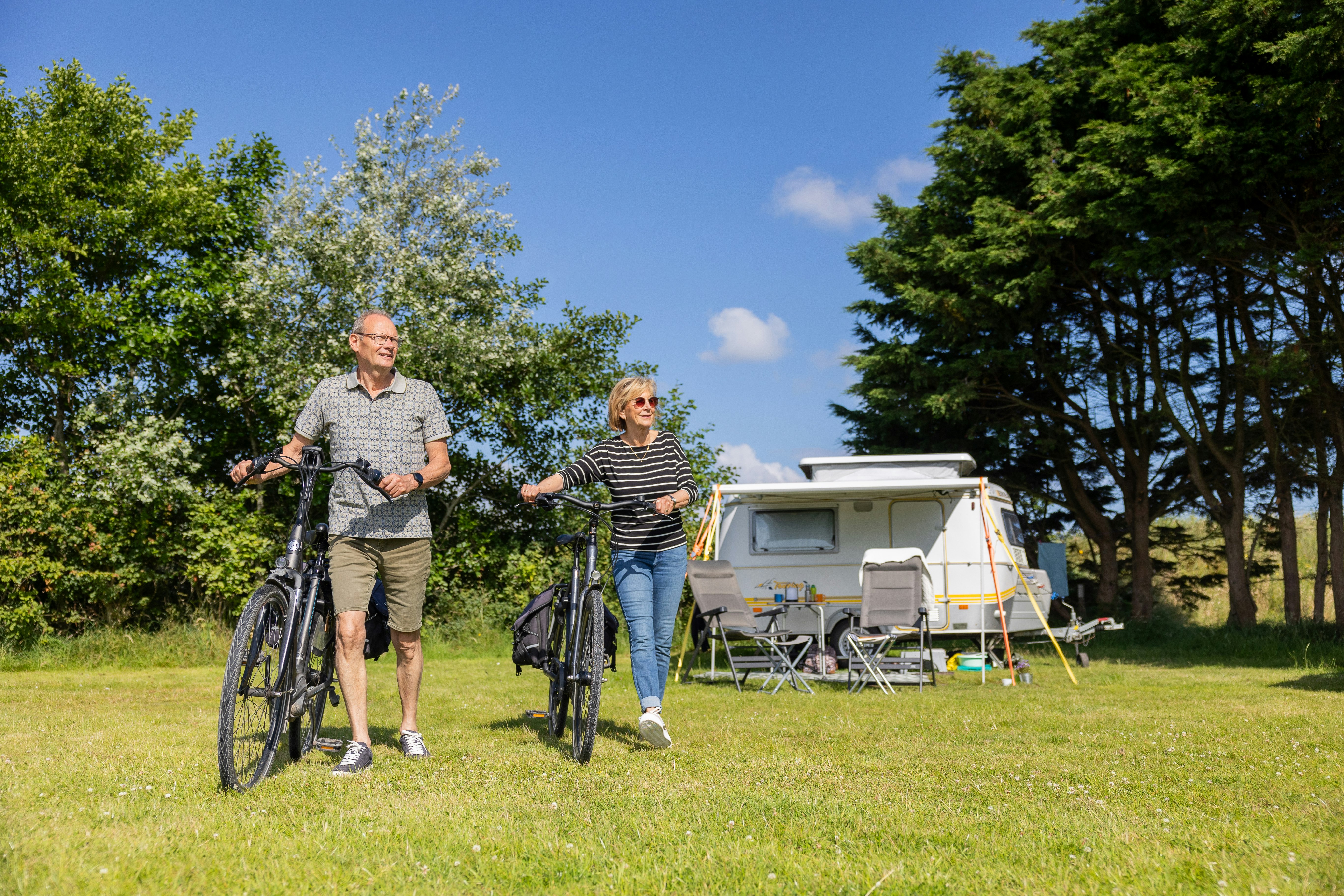 Vakantiepark Klein Vaarwater - Camper mit Fahrrädern auf dem Campingplatz