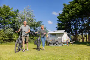 Vakantiepark Klein Vaarwater - Camper mit Fahrrädern auf dem Campingplatz