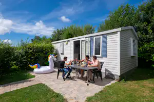 Vakantiepark Koningshof - Mobilheim mit Terrasse im Grünen