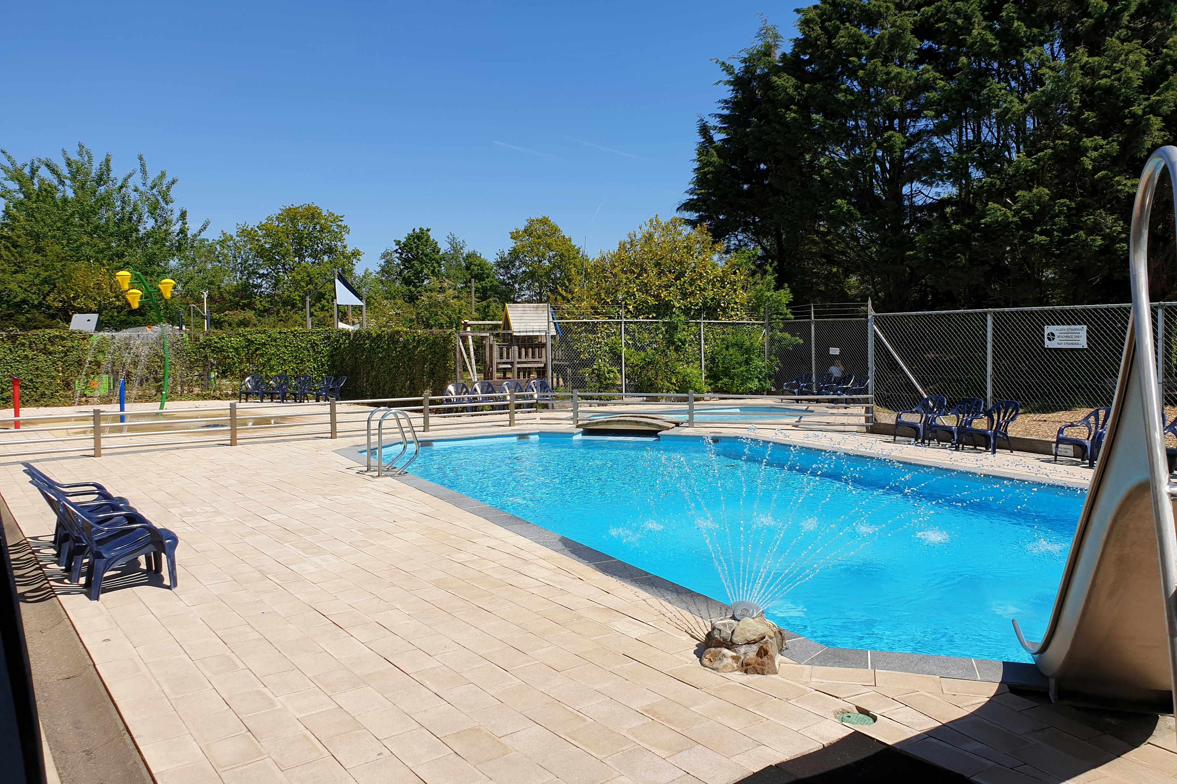 Vakantiepark Koningshof - Pool auf dem Campingplatz