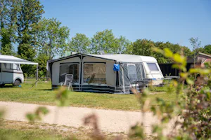 Vakantiepark Lemmer - Blick auf einen Wohnwagen mit Vorzelt auf der Standplatzwiese