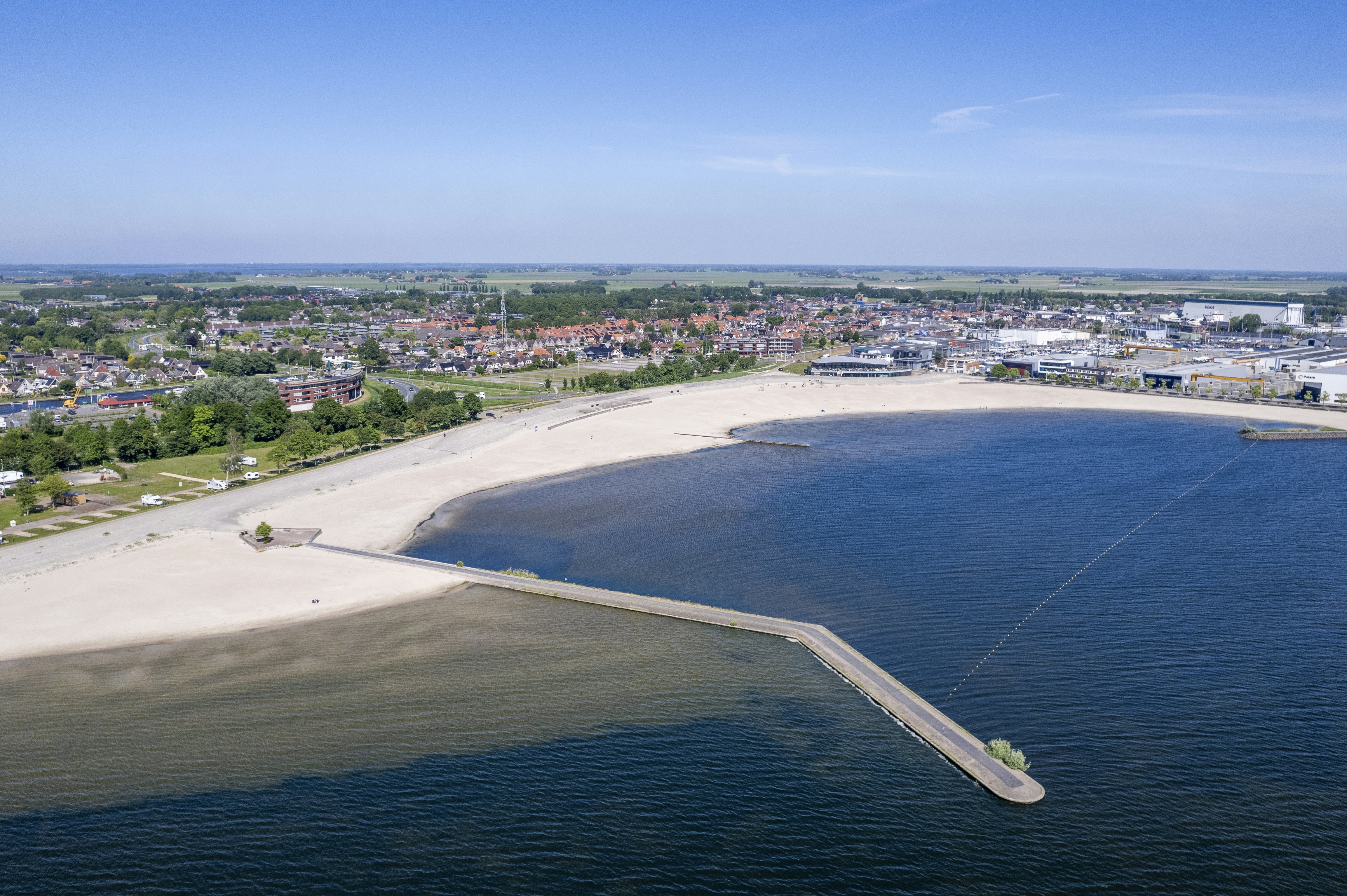 Vakantiepark Lemmer - Luftaufnahme des Strandes am Campingplatz