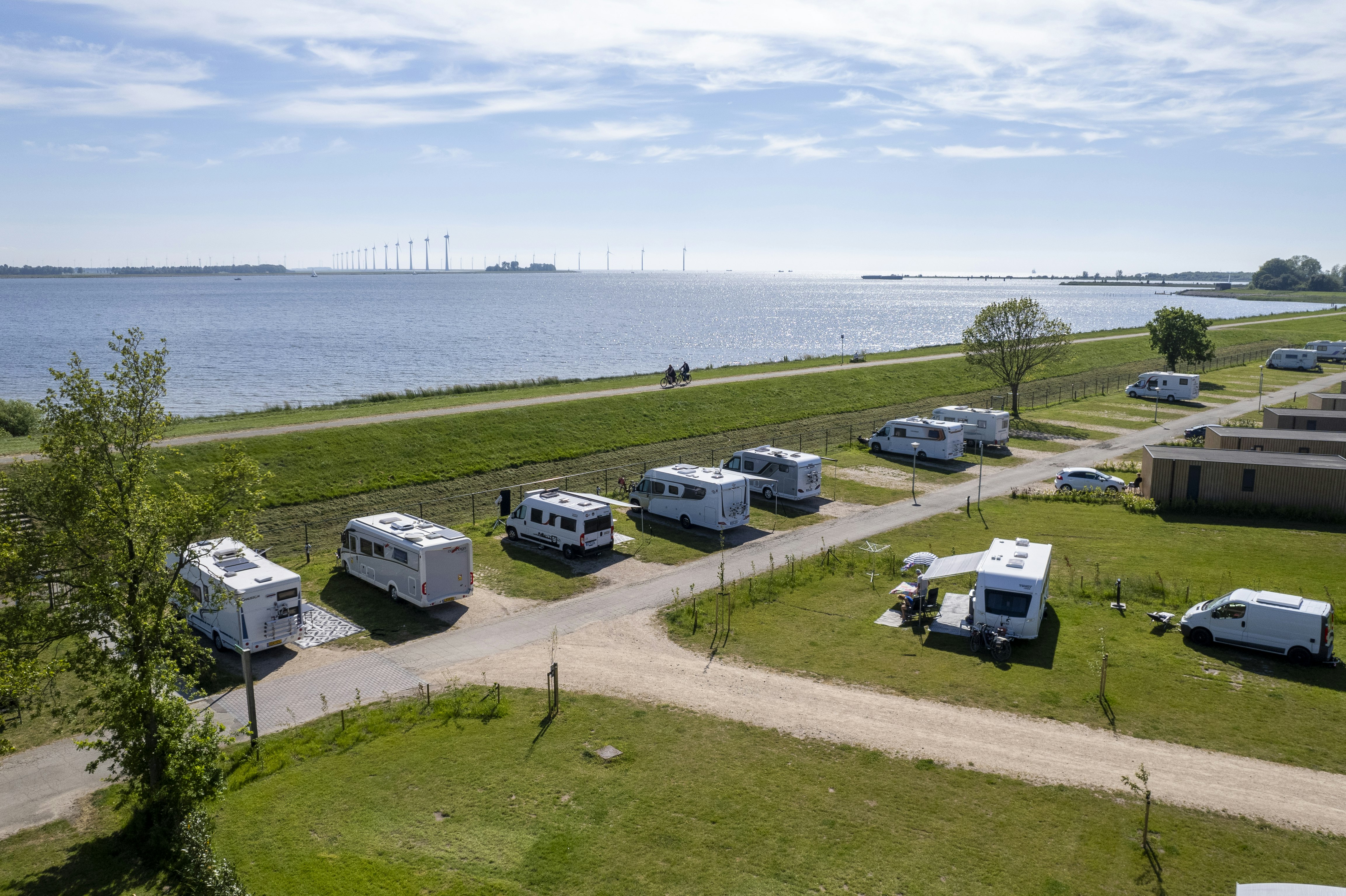 Vakantiepark Lemmer - Standplätze auf dem Campingplatz mit Blick auf den Strand