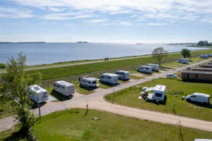 Vakantiepark Lemmer - Standplätze auf dem Campingplatz mit Blick auf den Strand