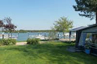 Vakantiepark Leukermeer  -  Stellplatz vom Campingplatz mit Blick auf Boote und dem Leukermeer